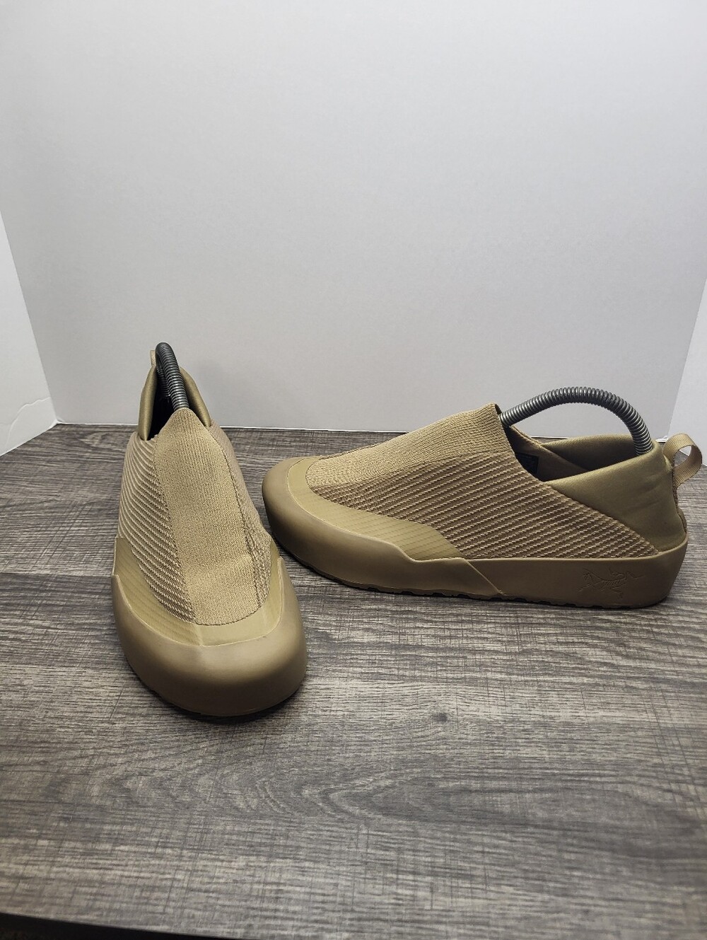 Arc'teryx Kragg Black Women's Size 8 Canvas Tan Vibram Soles Slip On Shoes